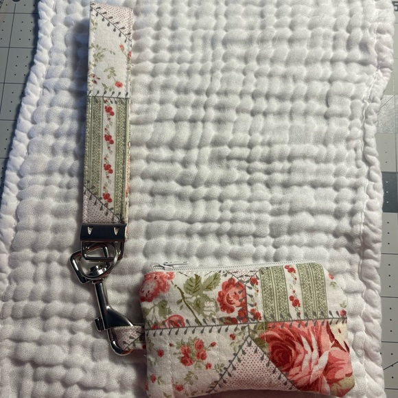 Handmade Hand Sewn Floral Patchwork Key Chain Wristlet Coin Pouch - Picture 2 of 3